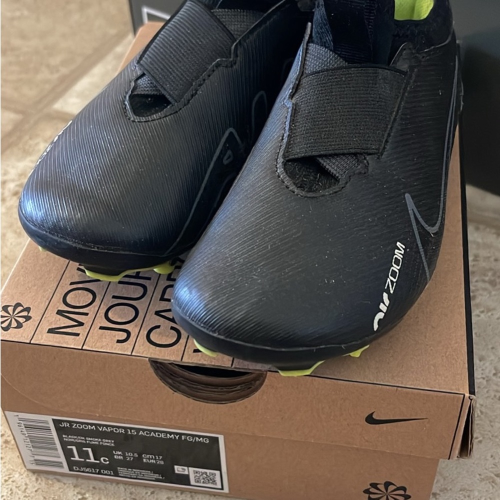 Boys Nike Soccer cleats, 11c EUC, box, Jr zoom vapor 15 academy